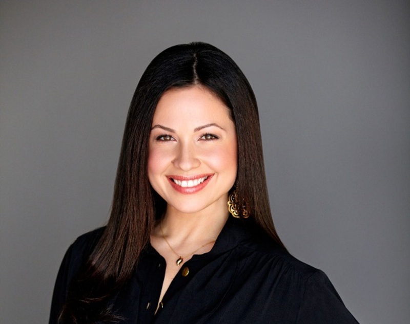 صور ريا أبي راشد تستعرض حملها على السجادة الحمراء وتكشف عن جنس مولودها الأول